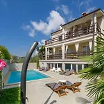 Poolside City Apartments Pula - Pool & Gym