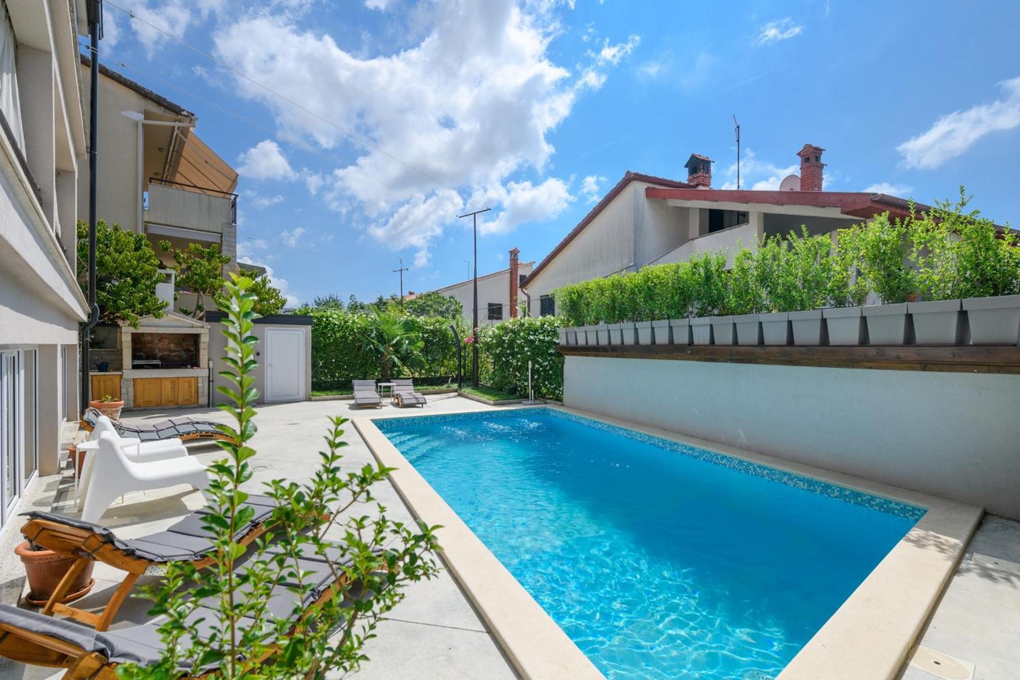 Poolside - Pool & Gym Apartment Pula