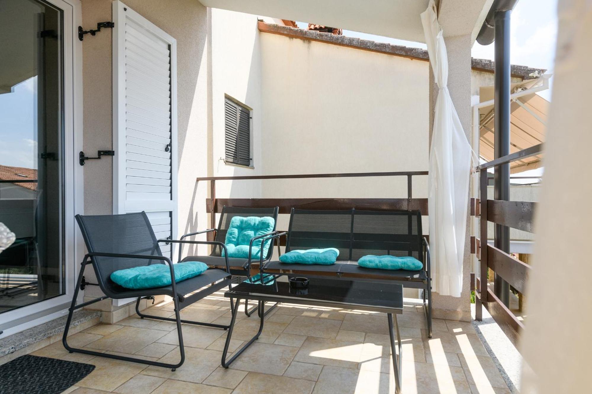 Poolside - Pool & Gym Pula