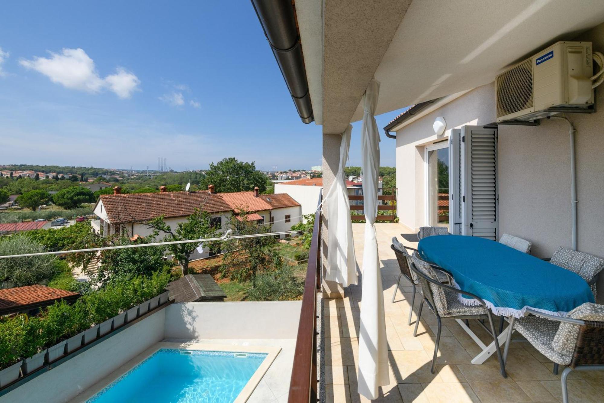 Poolside - Pool & Gym Apartment