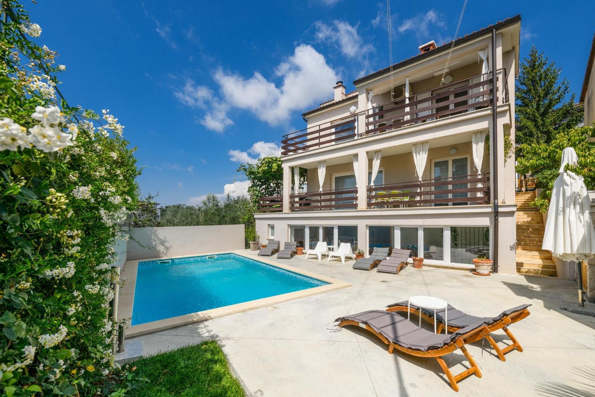 Poolside - Pool & Gym Apartment Pula